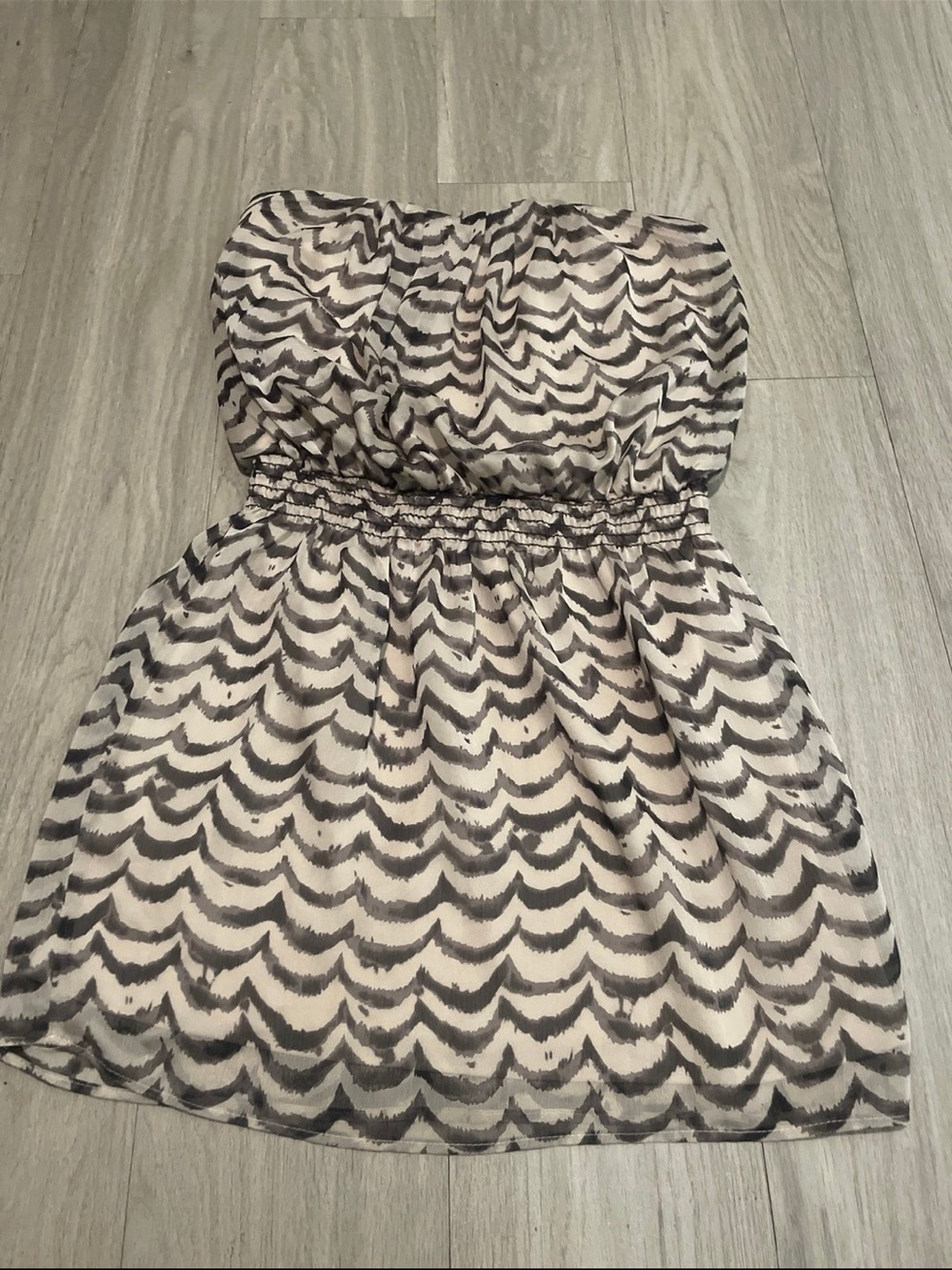 Mystic Strapless Wave-Print Dress in Beige and Charcoal